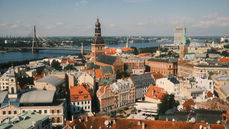 Tejados y agujas del casco viejo de Riga junto al río Daugava