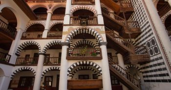Galerías a rayas y cúpulas del monasterio de Rila, en las montañas de Bulgaria