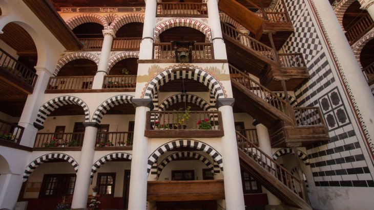 Galerías a rayas y cúpulas del monasterio de Rila, en las montañas de Bulgaria