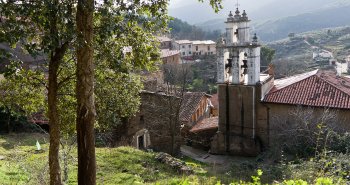 Calles y casas de pizarra de Robledillo de Gata, pueblo de la Sierra de Gata en Cáceres