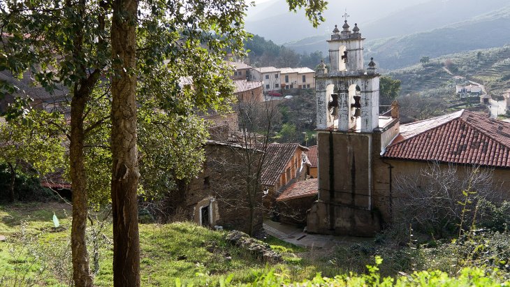 Calles y casas de pizarra de Robledillo de Gata, pueblo de la Sierra de Gata en Cáceres