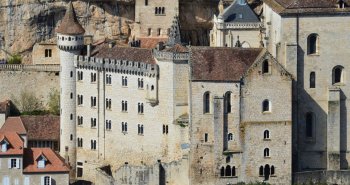 El pueblo de Rocamadour encaramado al acantilado sobre el cañón del río Alzou
