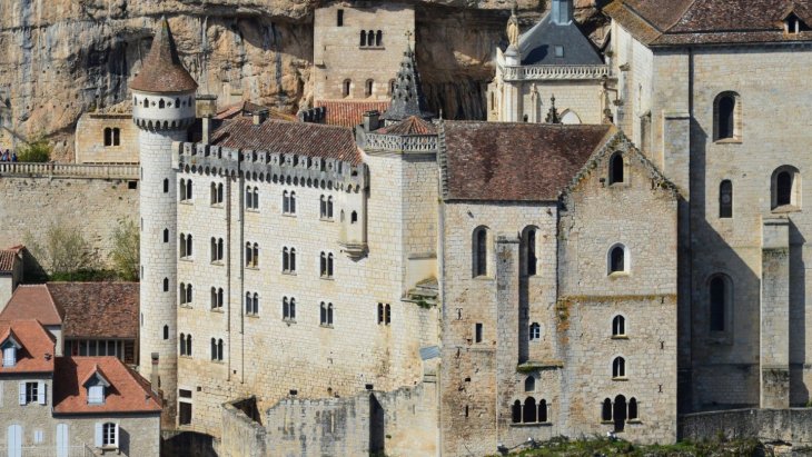 El pueblo de Rocamadour encaramado al acantilado sobre el cañón del río Alzou