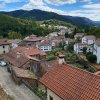 Vista panorámica de la villa de Roncal, con sus casas de piedra y tejados empinados junto al río Esca