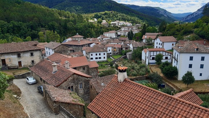 Vista panorámica de la villa de Roncal, con sus casas de piedra y tejados empinados junto al río Esca