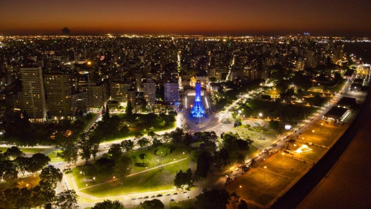 Vista aérea nocturna del Monumento Nacional a la Bandera junto al río Paraná en Rosario