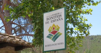 Calle empedrada de Rubielos de Mora con casonas de piedra dorada y aleros de madera tallada