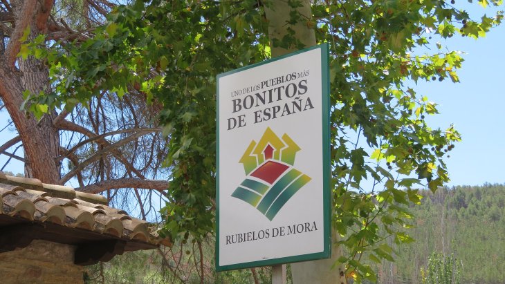 Calle empedrada de Rubielos de Mora con casonas de piedra dorada y aleros de madera tallada