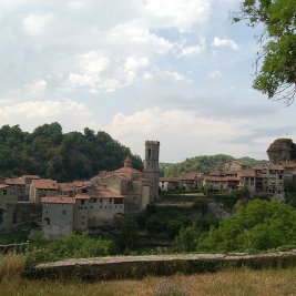 Casas de piedra de Rupit junto a la riera con el puente colgante en primer plano