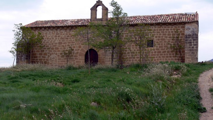El castillo medieval de Sajazarra elevándose sobre el caserío del pueblo riojano