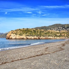Panorámica de Salobreña con el casco blanco y el castillo árabe sobre la roca frente al Mediterráneo
