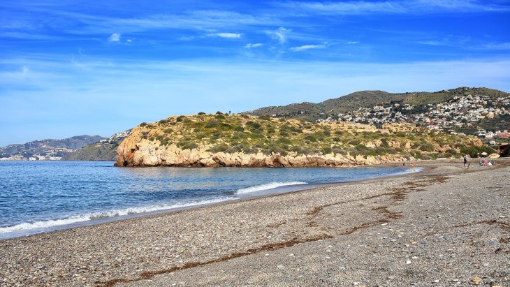 Panorámica de Salobreña con el casco blanco y el castillo árabe sobre la roca frente al Mediterráneo