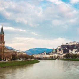 Vista de Salzburgo con la fortaleza de Hohensalzburg sobre el casco antiguo y el río Salzach