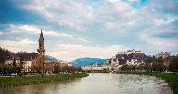 Vista de Salzburgo con la fortaleza de Hohensalzburg sobre el casco antiguo y el río Salzach