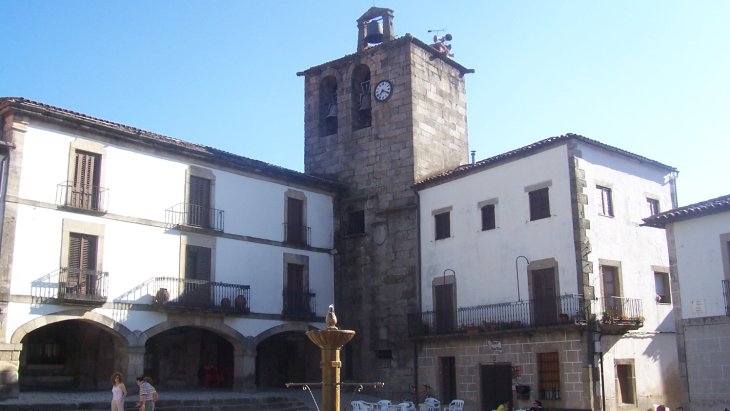 Panorámica de San Martín de Trevejo entre castaños, en el Val de Xálima, Sierra de Gata