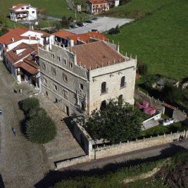 Vista panorámica de las calles empedradas y casonas de piedra de Santillana del Mar, en Cantabria