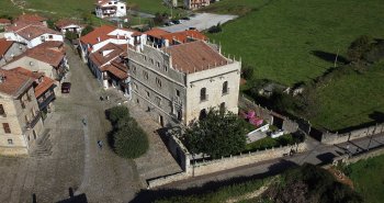 Vista panorámica de las calles empedradas y casonas de piedra de Santillana del Mar, en Cantabria