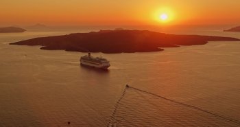 Casas blancas de Santorini asomadas a la caldera volcánica al atardecer