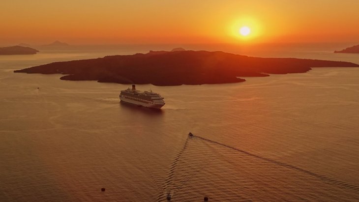 Casas blancas de Santorini asomadas a la caldera volcánica al atardecer