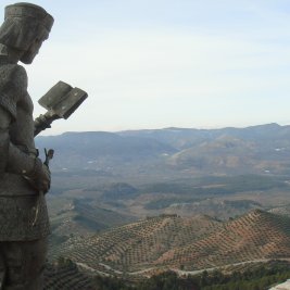 Panorámica de Segura de la Sierra con su castillo en lo alto y los olivares de la sierra de Jaén al fondo