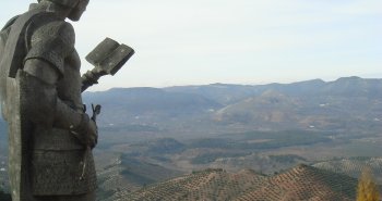 Panorámica de Segura de la Sierra con su castillo en lo alto y los olivares de la sierra de Jaén al fondo