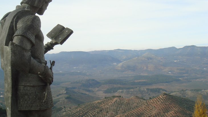Panorámica de Segura de la Sierra con su castillo en lo alto y los olivares de la sierra de Jaén al fondo
