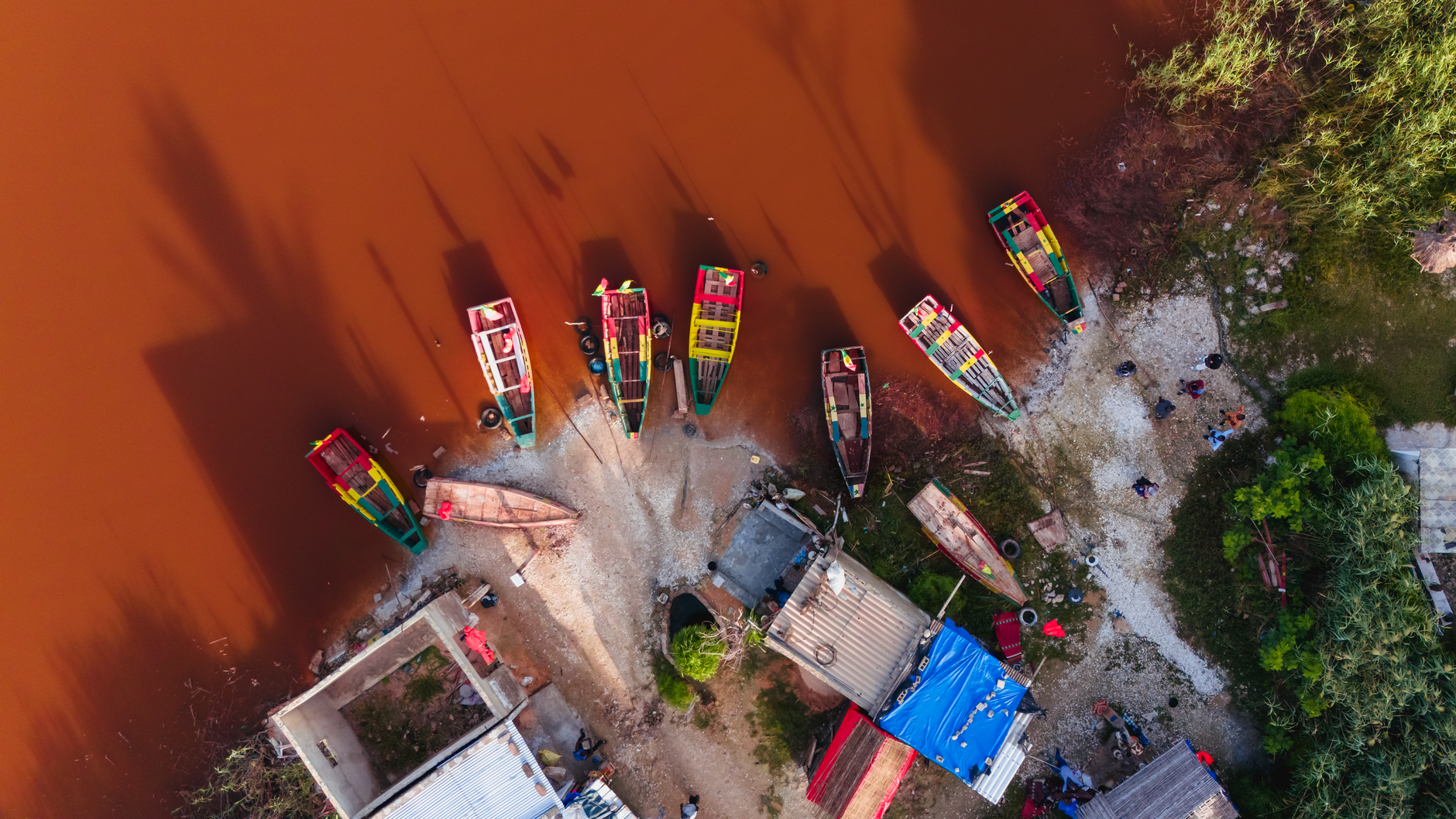 Pirogas de pescadores de colores en la costa de Senegal al atardecer