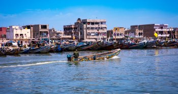 Piraguas de pesca pintadas de colores en la costa de Senegal