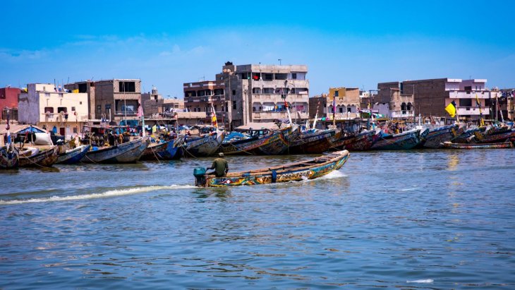 Piraguas de pesca pintadas de colores en la costa de Senegal