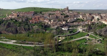 Vista panorámica de Sepúlveda con sus casas de tonos rojizos escalonadas sobre el espolón rocoso