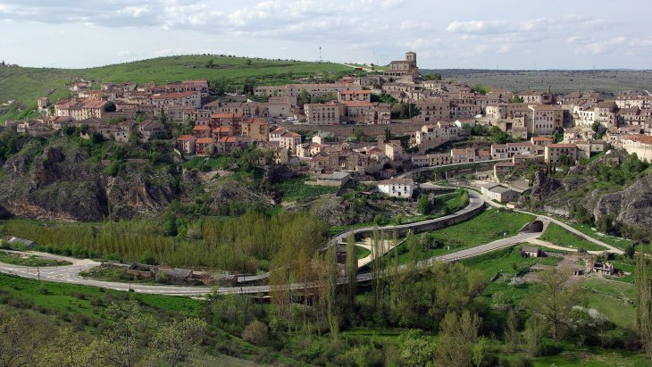 Vista panorámica de Sepúlveda con sus casas de tonos rojizos escalonadas sobre el espolón rocoso