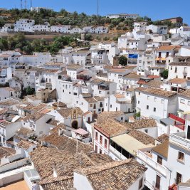 Calle de Setenil de las Bodegas con casas blancas construidas bajo una enorme roca que hace de techo