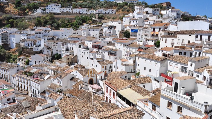 Calle de Setenil de las Bodegas con casas blancas construidas bajo una enorme roca que hace de techo