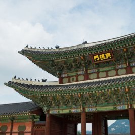 Palacio Gyeongbokgung de Seúl con los rascacielos de la ciudad al fondo