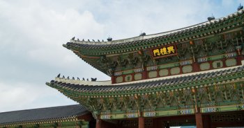 Palacio Gyeongbokgung de Seúl con los rascacielos de la ciudad al fondo