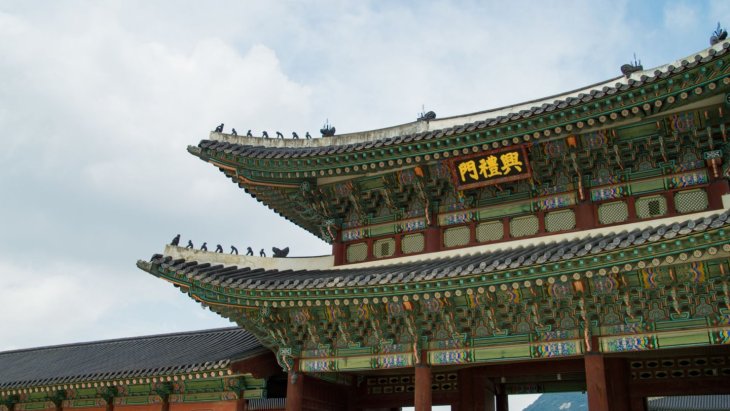 Palacio Gyeongbokgung de Seúl con los rascacielos de la ciudad al fondo