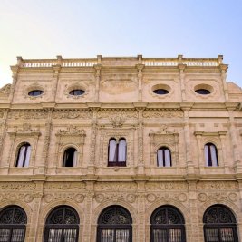 Azulejos y torres de la Plaza de España de Sevilla al atardecer