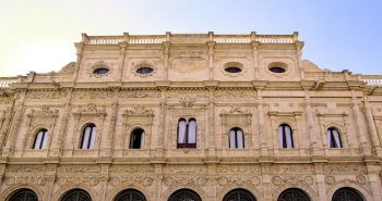 Azulejos y torres de la Plaza de España de Sevilla al atardecer