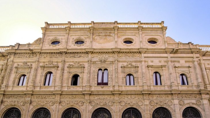 Azulejos y torres de la Plaza de España de Sevilla al atardecer