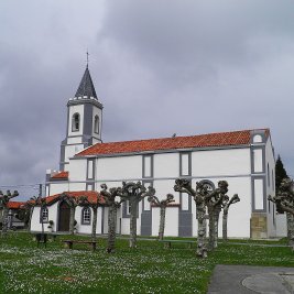 Palacetes indianos de colores con jardines y palmeras en Somao, pueblo del concejo de Pravia declarado Pueblo Ejemplar de Asturias