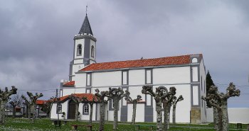 Palacetes indianos de colores con jardines y palmeras en Somao, pueblo del concejo de Pravia declarado Pueblo Ejemplar de Asturias