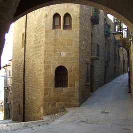 Vista panorámica del casco medieval de Sos del Rey Católico en lo alto de la peña