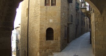 Vista panorámica del casco medieval de Sos del Rey Católico en lo alto de la peña