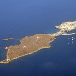 Vista de la isla de Tabarca con sus casas junto al mar, la iglesia de San Pedro y San Pablo y aguas turquesas