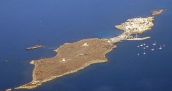 Vista de la isla de Tabarca con sus casas junto al mar, la iglesia de San Pedro y San Pablo y aguas turquesas
