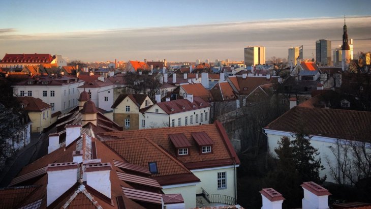 Tejados rojos y torres medievales del casco antiguo de Tallin, en Estonia