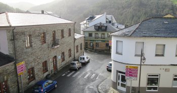 Vista panorámica del pueblo de Taramundi rodeado de montes verdes en el occidente de Asturias