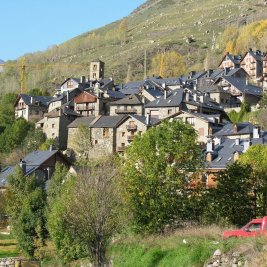 Campanario románico de Sant Climent de Taüll con las montañas del valle de Boí al fondo