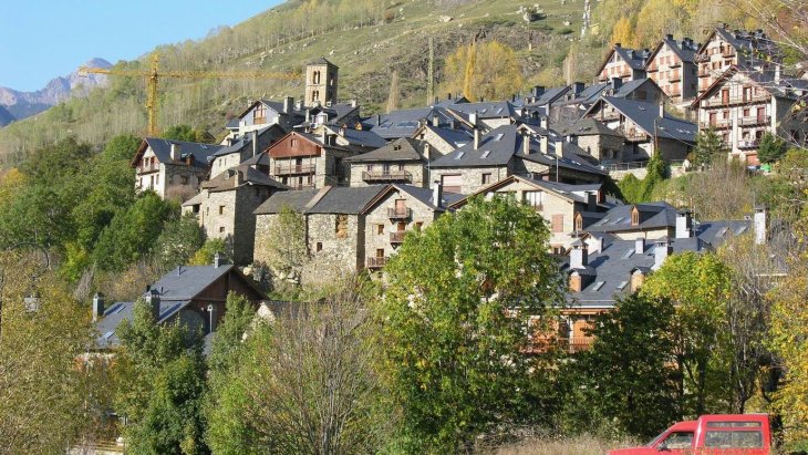 Campanario románico de Sant Climent de Taüll con las montañas del valle de Boí al fondo