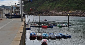Vista panorámica de Tazones, con sus casas marineras de colores apiñadas sobre el pequeño puerto pesquero asturiano